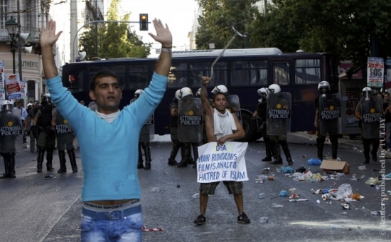 Мусульмане пошли на штурм посольства США в Афинах